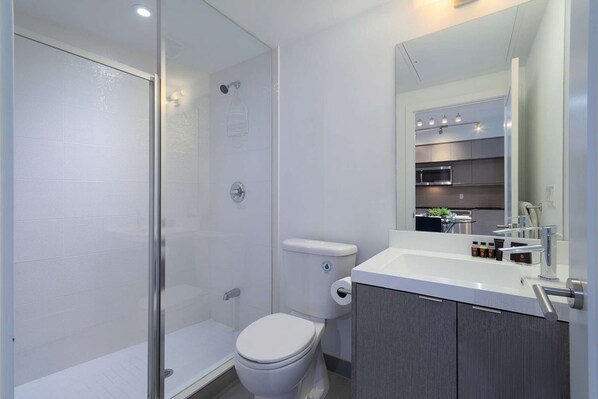 Shower, hair dryer, towels - 1 Bedroom/1 Bathroom Suite (Toronto)