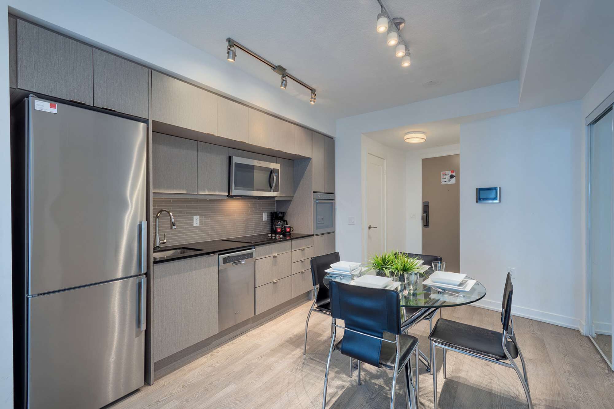 Kühlschrank, Mikrowelle, Ofen, Herdplatte