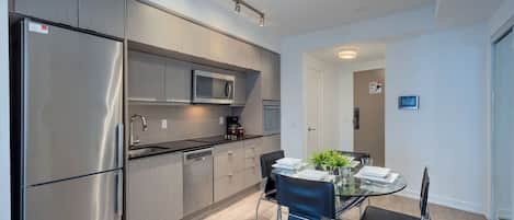 Kylskåp, mikrovågsugn, ugn och spishäll