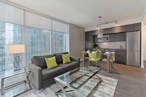 TV, DVD player - 2 Bedroom/2 Bathroom Suite (Toronto)