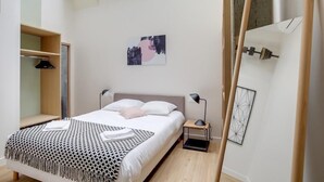 A modern bedroom with a large bed, bedside tables, a wardrobe, and a wall-mounted artwork. - PHILIPPE AUGUSTE LOFT 2 - Loft for 10 - 4 rooms - BASTILLE - PÈRE LACHAISE (Paris)