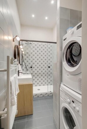 Een douche, een haardroger, handdoeken, zeep