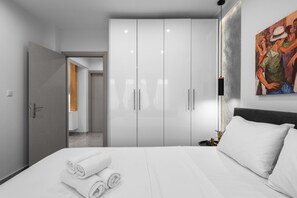 1 habitación, espacio para trabajar con laptop y cortinas blackout 