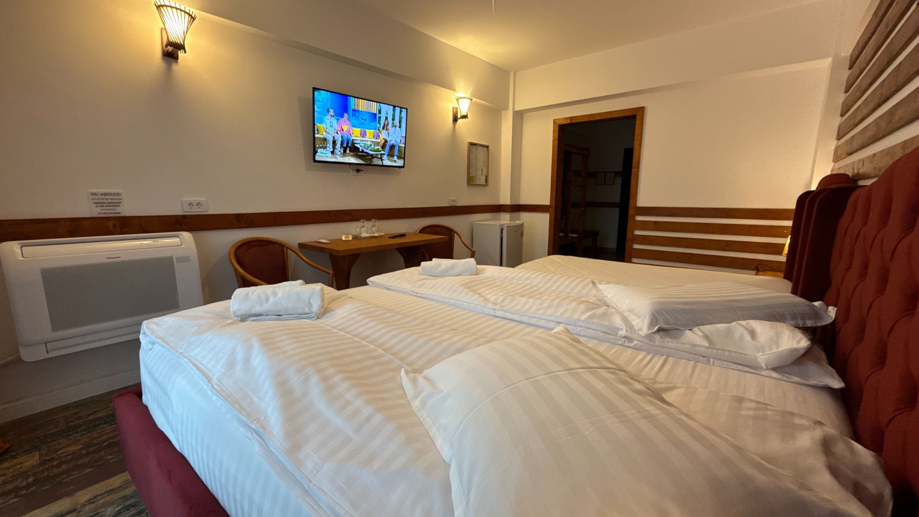 Chambre Triple Confort | Bureau, espace de travail pour ordinateur portable