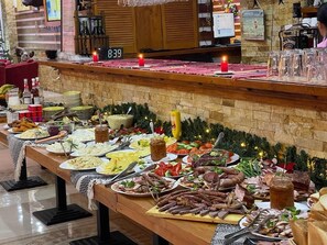 Une table de buffet garnie de divers plats et une horloge indiquant 8 h 39.