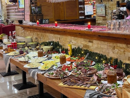 Free daily buffet breakfast . Cabana Sura Getilor Arinis