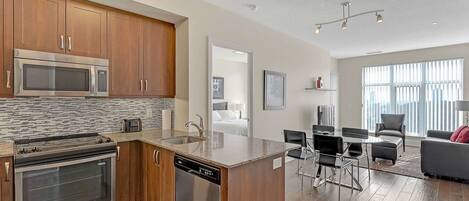 Réfrigérateur, four à micro-ondes, un four, surface de cuisson