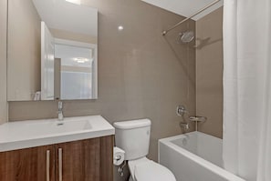 Ensemble douche/baignoire, sèche-cheveux, serviettes fournies