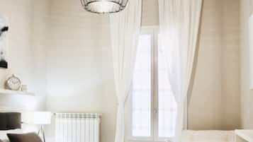 1 dormitorio, escritorio, tabla de planchar con plancha y cuna de viaje