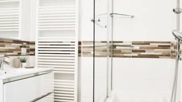 Ensemble douche/baignoire, sĂšche-cheveux, bidet, serviettes fournies