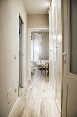 1 bedroom, desk, iron/ironing board, travel cot - A garden in the shadow of the Torrazzo (Cremona)