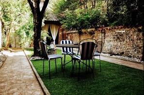 Outdoor dining - A garden in the shadow of the Torrazzo (Cremona)