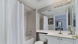 Ein modernes Badezimmer mit Badewanne, Toilette und Waschbecken.