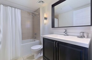 Ensemble baignoire-douche, séchoir à cheveux, serviettes fournies