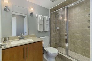 Combined shower/tub, hair dryer, towels