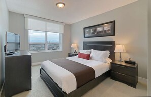 2 bedrooms, desk, iron/ironing board, WiFi - 2 Bedroom/2 Bathroom Suite (Etobicoke)