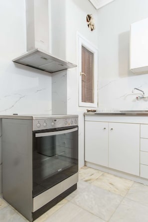 아파트 | 전용 주방 | 냉장고, 전자레인지, 오븐, 쿡탑