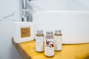 아파트 | 욕실 편의 시설 | 샤워 시설, 무료 세면용품, 헤어드라이어, 타월