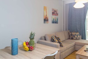 Apartment | Living area | Flat-screen TV, Netflix, streaming services - Metropolitan Apartment Nilie Hospitality (Thessaloniki)