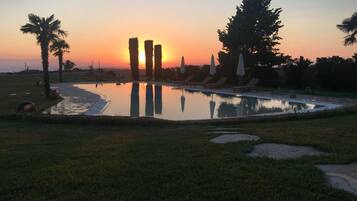 Hồ bơi ngoài trời phục vụ theo mùa, dù/ô trên bãi biển/hồ bơi