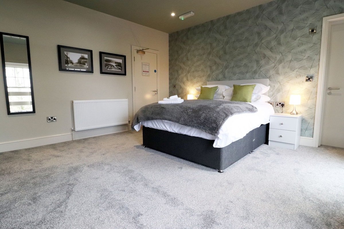 客房内保险箱、办公桌、笔记本电脑工作区、熨斗/熨衣板