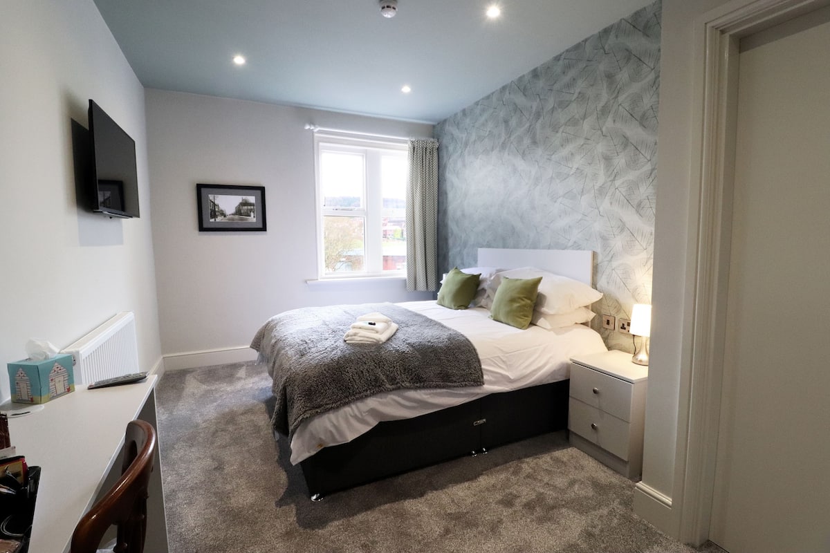 In-room safe, desk, laptop workspace, iron/ironing board