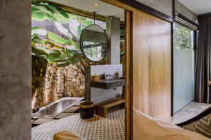 Bañera, secador de pelo, toallas, jabón