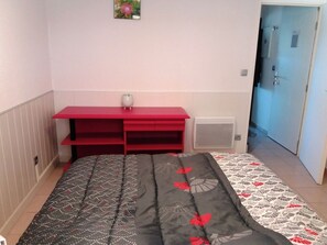 1 habitación, tabla de planchar con plancha y wifi