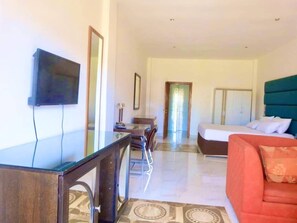 Family Suite | Desk, bed sheets - Fajara Resort (Serrekunda)