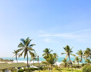 Un resort con palmeras y vista al océano.