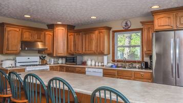 Casa, varias camas, hidromasaje | Cocina privada | Refrigerador, microondas, parrilla de estufa y lavavajillas