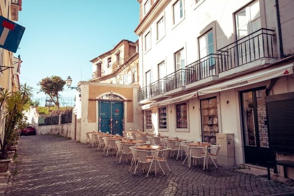 Outdoor dining - Conqvistador apartment Balcony 3 (Lisboa)