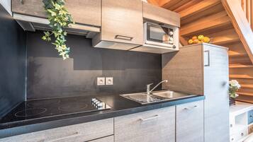 Een koelkast, een microgolfoven, een kookplaat, een vaatwasser