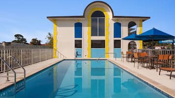 Udendørs pool, parasoller, liggestole