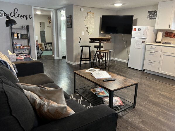 Fernseher, DVD-Player, Bücher