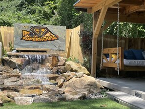 Una terraza de madera con un cartel que dice "The Superhouse".