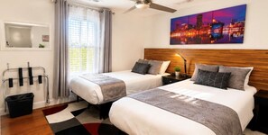7 habitaciones, escritorio y tabla de planchar con plancha