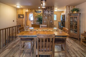 Dining - Condo w/fireplace, great views & community pool/hot tub - Hidden Village Big Sky Retreat (Big Sky)