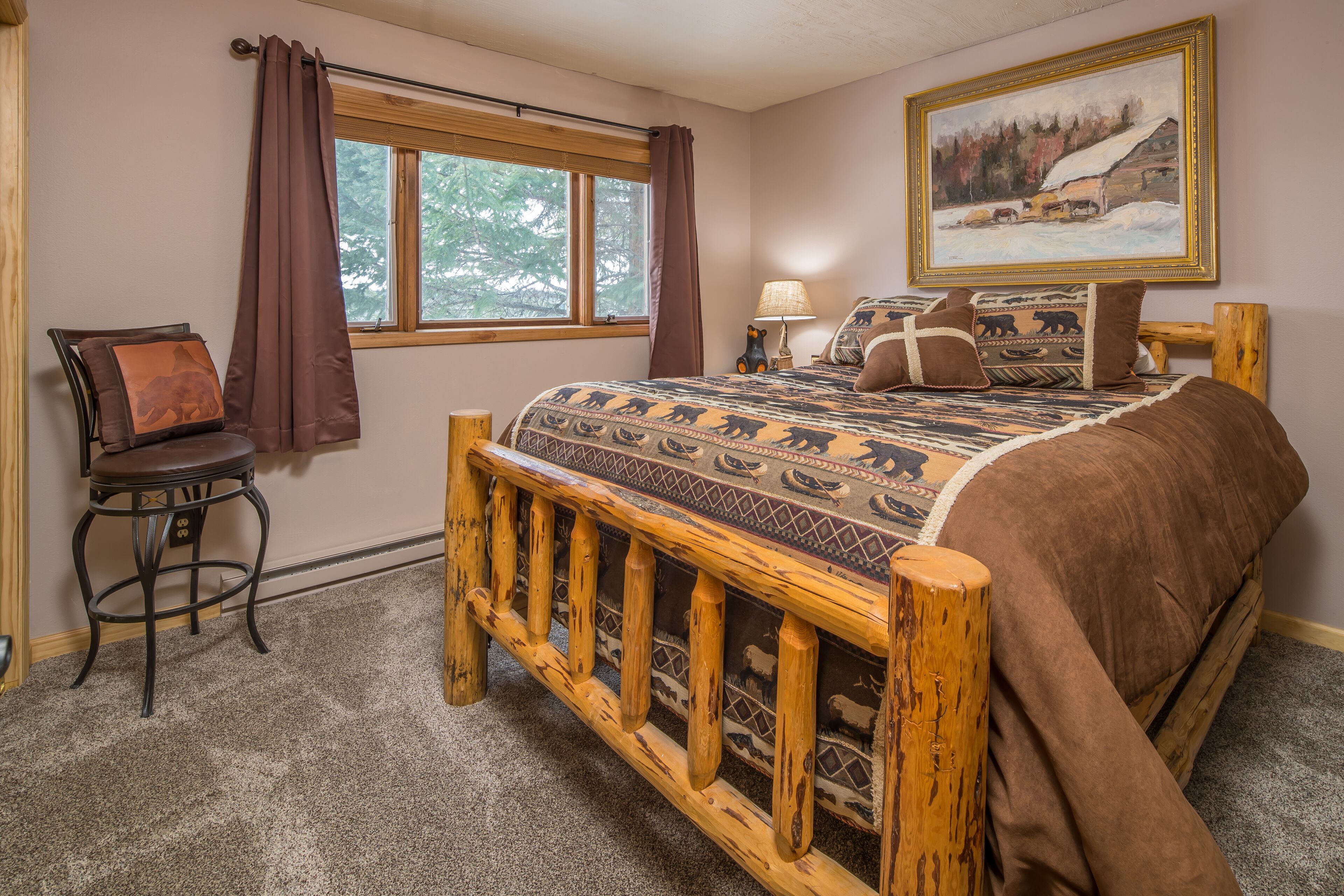 Une chambre à coucher avec un lit en bois, une fenêtre avec des rideaux, une chaise, une lampe et un tableau au mur.