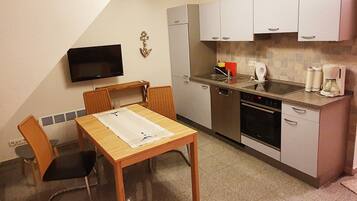 Mikrowelle, GeschirrspĂŒler, Wasserkocher mit Kaffee-/Teezubehör