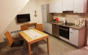 Micro-ondes, lave-vaisselle, cafetière/bouilloire