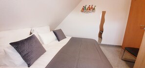 2 chambres, fer et planche à repasser, Wi-Fi, draps fournis