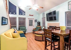 Smart TV, fireplace, DVD player - A southern comfort - 100 steps to the sand! (Bolivar Peninsula)