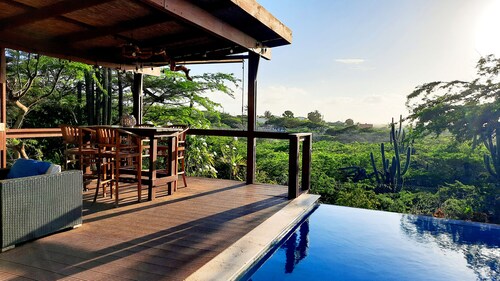 Spacious 4bed - 3bath villa w infinity pool and lush surroundings.