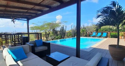 Spacious 4bed - 3bath villa w infinity pool and lush surroundings.