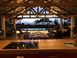 Outdoor dining - Spacious 4bed - 3bath villa w infinity pool and lush surroundings. (oranjestad)
