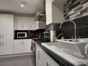 Fridge, microwave, oven, stovetop - 4 BEDROOM DETACHED HOUSE IN THE POPULAR QUIET NIGHTINGALE GARDENS (Swinton Manchester)