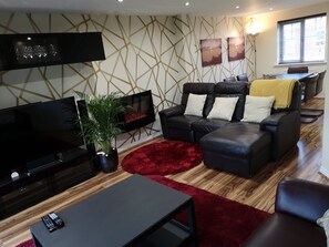 Smart TV, fireplace - 4 BEDROOM DETACHED HOUSE IN THE POPULAR QUIET NIGHTINGALE GARDENS (Swinton Manchester)