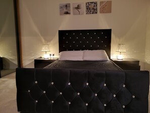 4 bedrooms, iron/ironing board, WiFi, bed sheets - 4 BEDROOM DETACHED HOUSE IN THE POPULAR QUIET NIGHTINGALE GARDENS (Swinton Manchester)