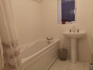 Towels, toilet paper - 4 BEDROOM DETACHED HOUSE IN THE POPULAR QUIET NIGHTINGALE GARDENS (Swinton Manchester)